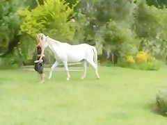Chica penetarda por caballo